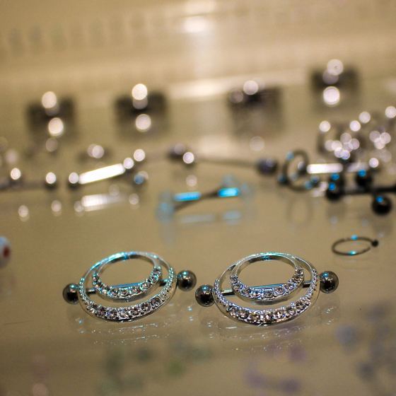 joyería para piercing · titanio y acero