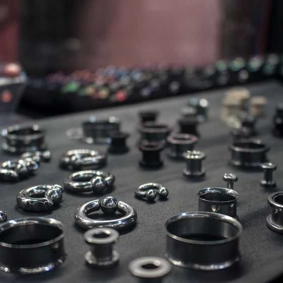 joyería para piercing · titanio y acero