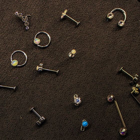 joyería para piercing · titanio y acero