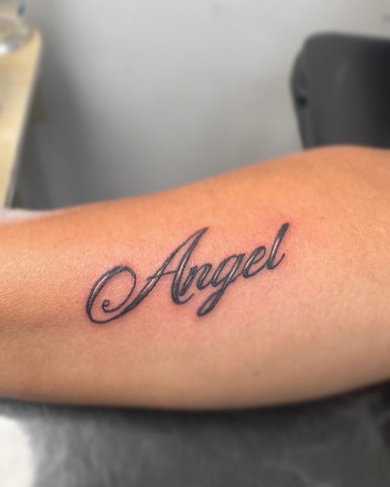 Lettering Angel en fine line, antebrazo
