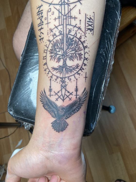 Brújula y ave en dotwork, manga