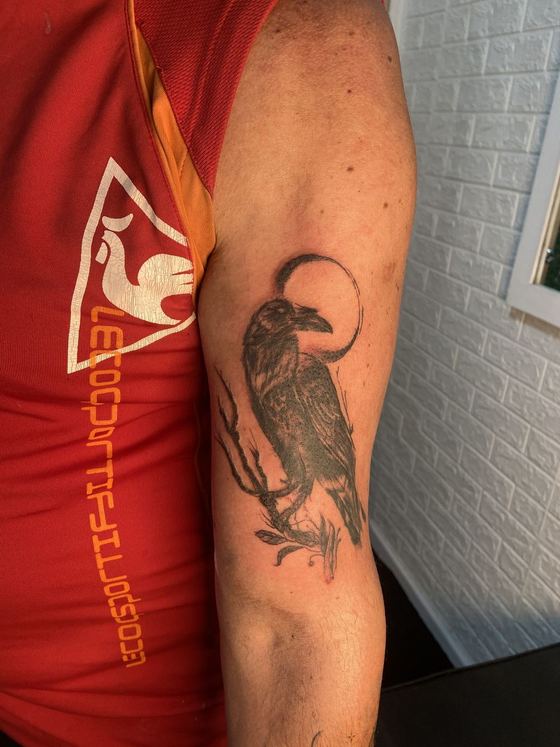 Cuervo en blackwork, brazo