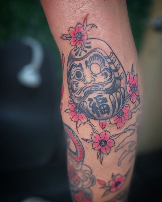 Daruma con flores de cerezo a color