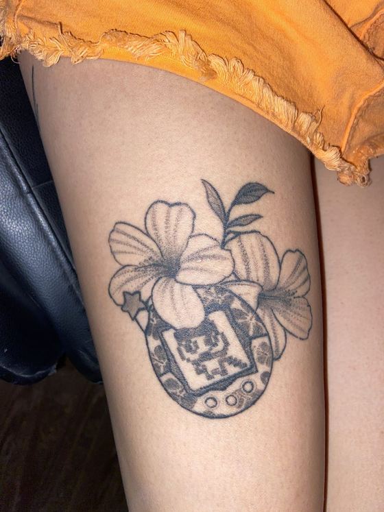 Emblema floral en fine line, muslo