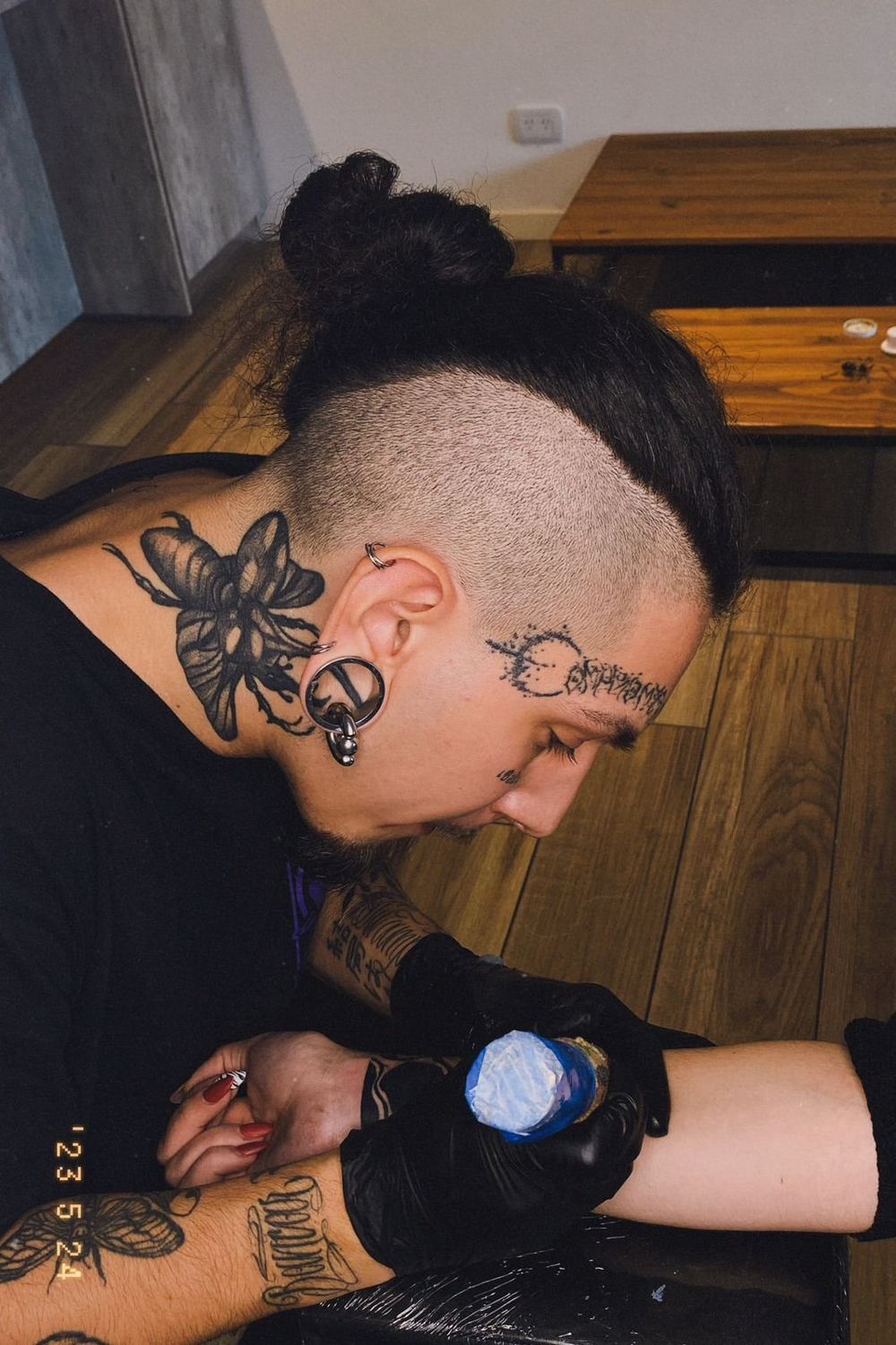 León tatuando en su estudio de Tres Cruces