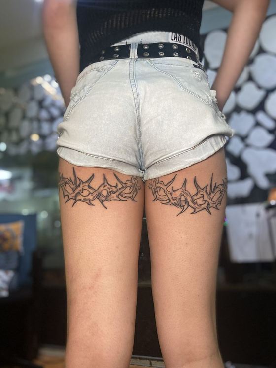 Espinas tribales en blackwork, ambos muslos