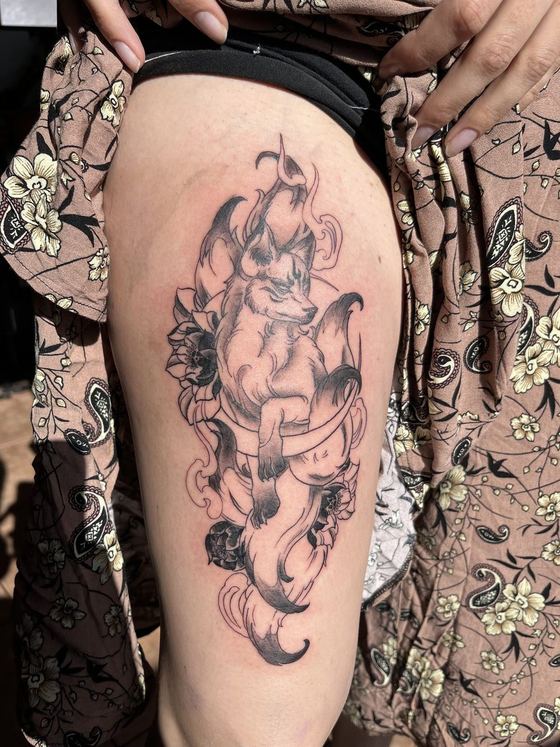 Ornamento con rosas, muslo
