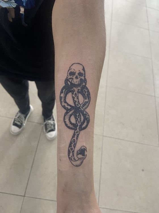 Reliquias en blackwork, antebrazo